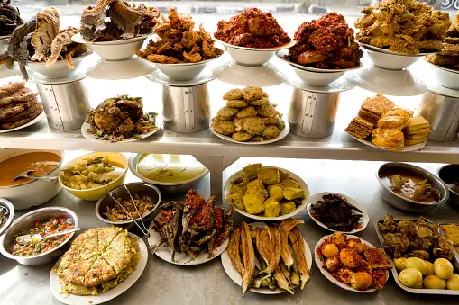 penyajian hidangan lokal dalam catering pernikahan