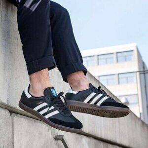 Cara membersihkan sepatu suede